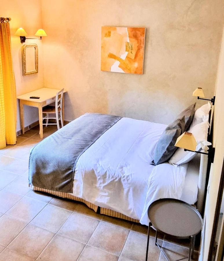 Hotel Le Mas Des Gres & Restaurant Sous Les Platanes Lagnes 外观 照片